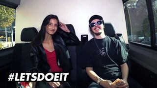 Vékony fekete Coco Kiss pénzért cidázza a óriási barna fazt az autóban