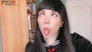 Japán iskoláslány mélyen orálozza a bréje és vadul lovagol rajta