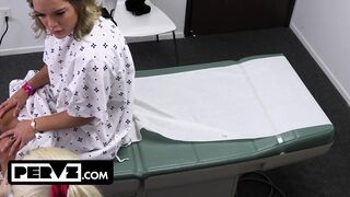 Mimi Monet óriási fenekű csinos a termetes farkú orvosnál a rendelőben