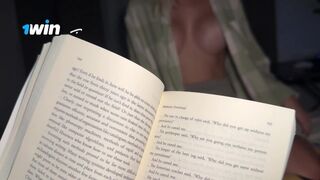 Nevelő hugom csábított el olvasás közben – ízletes közeli dörzsölés a gigantikus popós tinitől