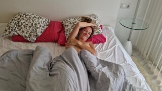Kívánatos csóka megbassza a haver feleségét, miután az lelépett, és pov videót készít neki
