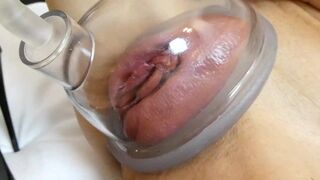 Csábító milf pumpálja a punciját és keményen megbassza lovagló pózban többszörös spricceléssel