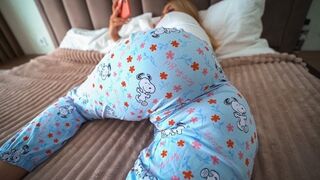 Nyitott ajtónál pornót nézve csábítja a nevelő apját a kicsike lotyó lánya
