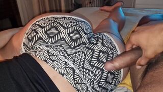 Nevelő fia megtanít kamatyolni a kicsike kanapén zaj nélkül, hogy a szüleim ne hallják a nyögéseimet