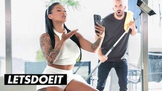 Csábító Latin Amerikai MILF Mariana Martix Keményen Bekúrva az Asszisztens által a LetsDoeIt Csatornán