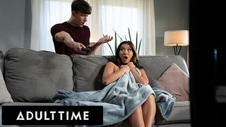 Adult Time bájos kalandja - Kimmy Kimm maszturbáláson kapva, de nem tud ellenállni a gigantikus farknak