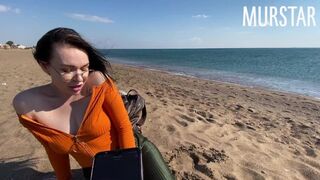 A céda beindult az interaktív játéktól és szopott a strandon