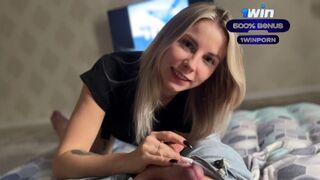Amatőr világos szőke pipi vad cumizása hatalmas fasszal
