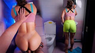 Repedtsarkú tökéletes seggel gyengéden megbasszák a wc-ben!