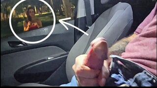 Mutattam a faszomat egy csábos ismeretlen nőnek a buszmegállóban nyilvánosan!