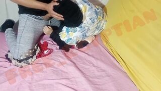 Fullos arab milf-et megbassza a zsenge srác, és kétszer is telelövi a hijabban