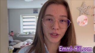 Kinti spriccelés! 18 éves vékony fiatal bassza termetes punciját a szabadban, amíg el nem élvez