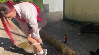 Rajtakaptam a szomszéd tinédzser lányát ivás közben és üveggel büntettem meg a popsiját