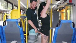 Korosodó pali dörzsöli és kiveri a barnára a buszon, amíg el nem élvez