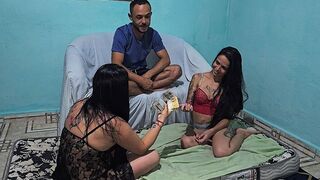 A asszonyom látni akarta, ahogy a csaja először kapja popóba
