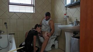 Apró kéjhölgy cidázza a gigászi faszt a wc-n