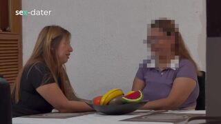 Szexi érett nő ujjazza a zsenge leszbi puncit, amíg az lőve élvez