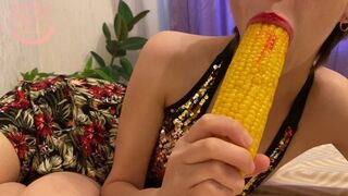 Kicsike nika könyörtelen popsi játéka étellel 4k-ban