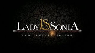 Lady Sonia megmutatja a brit MILF csábítását egy tinédzser maca előtt kötözős jelenetben