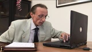 Repedtsarkú MILF titkárnő orálozza ki a mocskos főnökét