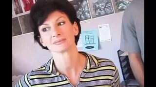 Sharon Mitchell feleségként orálozza és segg lyukba veszi Mark Wood farkát retro stílusban
