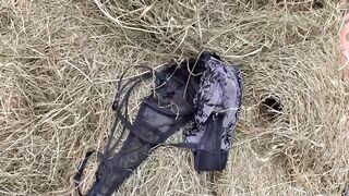 Méretes fenekű vén nő cidázza a paraszt farkát a disznóólban