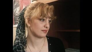 Világos Szőke nagymellű csajok szőrös puncit szopnak gigantikus farokkal retro jelenetben