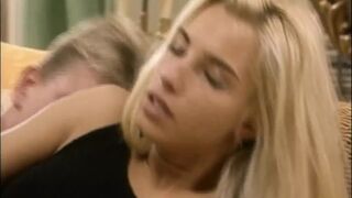Timea Margot termetes farkat kap a retro Lover's Lane legelső epizódjában